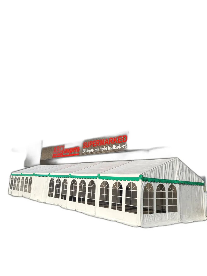 Hvidt festtelt opstillet og klar til arrangement