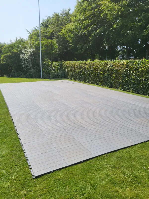 Festtelt opstillet til udendørs arrangement